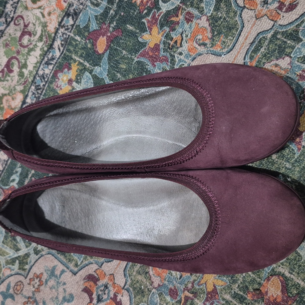 Dansko Women's Kristen Nubuck Burgundy Flats Size 41